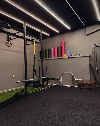 Mat, foam roller ve askı sistemli fonksiyonel alan